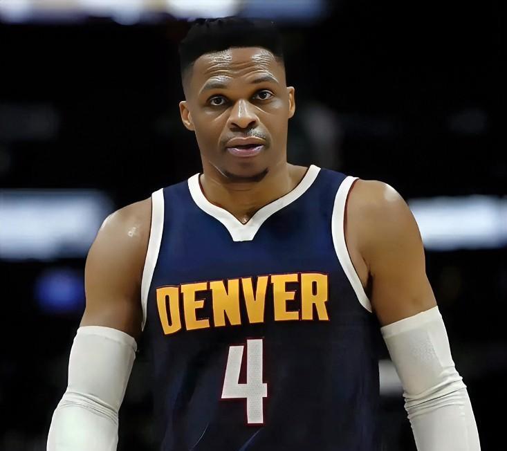 威少在NBA真混不下去了啊！
威少在掘金还剩一年球员选项合同，威少可以选择不执行