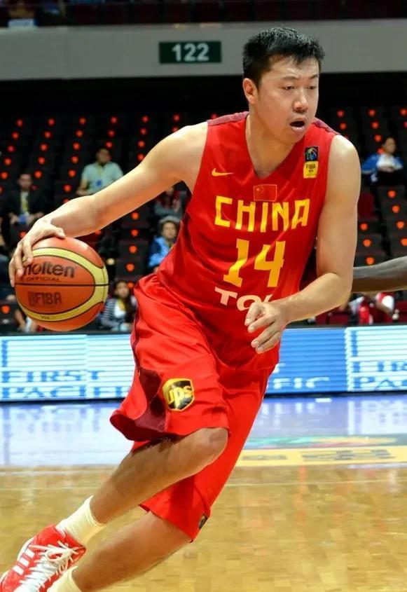王治郅是不可复制的优秀中锋！
他的进攻方式多种多样，既能打内线又能拉出去投三分，