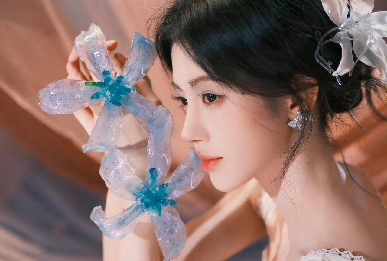 鞠婧祎 美到窒息了白色吊带连衣裙好仙。