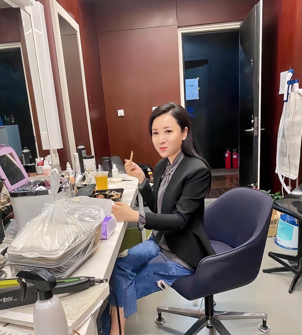章艳，央视财经频道主持人、记者，能讲说这方面的知识，可真是才女了。
章艳，还是跨