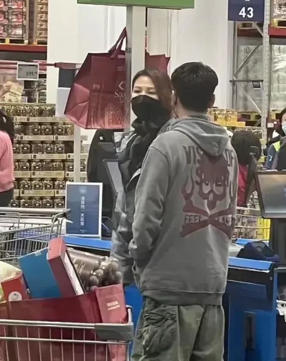 在超市里，蔡少芬和张晋这对夫妻撒了一大把甜蜜狗粮。51岁的蔡少芬素颜出镜，皮肤状