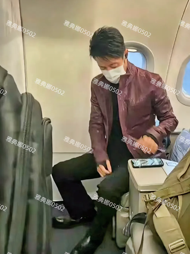 飞机上偶遇撒贝宁！
撒老师好瘦腿特别细，他衣品不错发型也精心打理过，本人很年轻，