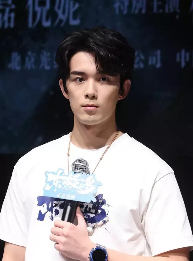 8月10日，电影《东极岛》在上海举行路演，导演管虎，总制片人梁静携主演朱一龙、吴