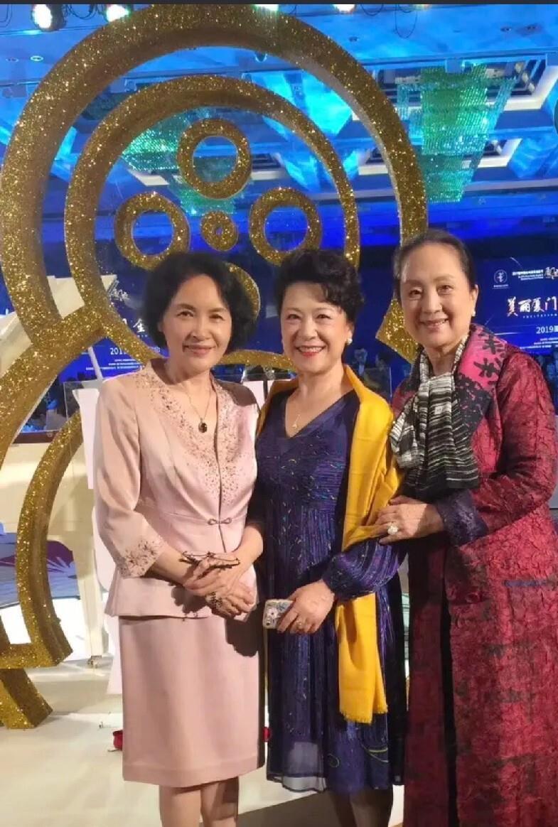不整容不打针！
三位老戏骨的优雅晚年，
对比现代明星整容脸引发共鸣！
还记得80