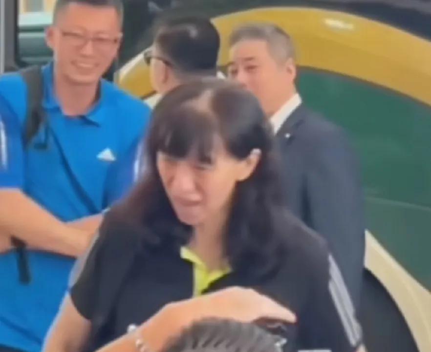 中国女排抵达香港，
看到了其中的两个人，
其一，就是李盈莹。
看李盈莹走路姿态，