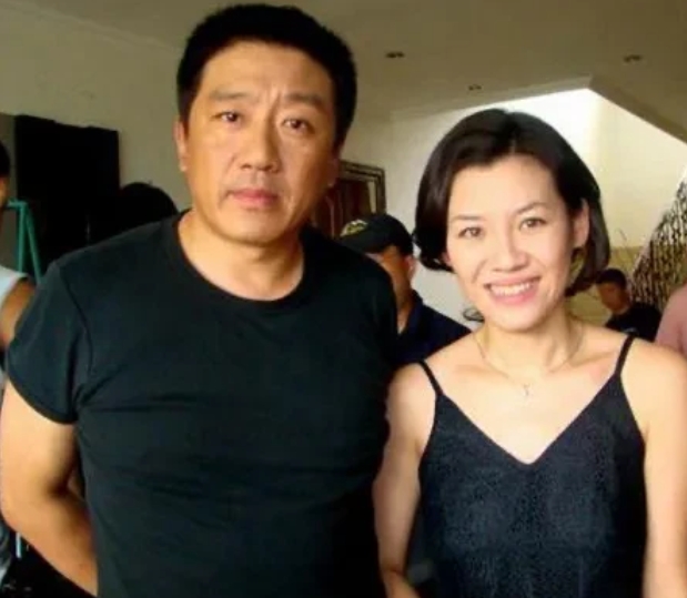 2000年，26岁的刘琳爱上了离婚4次的张黎。两人同居3年后，刘琳想结婚，张黎却