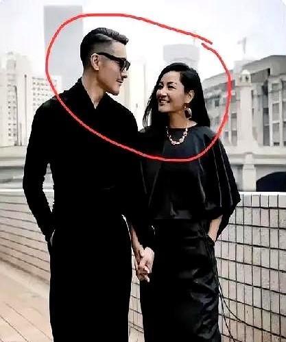 模特胡兵与瞿颖的情感故事可谓是娱乐圈的一段传奇。
30年来，两人虽未步入婚姻殿堂
