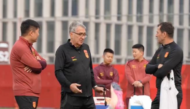 中国足协正式官宣主帅伊万科维奇下课！
今天中国足协正式官宣，伊万科维奇下课；而久