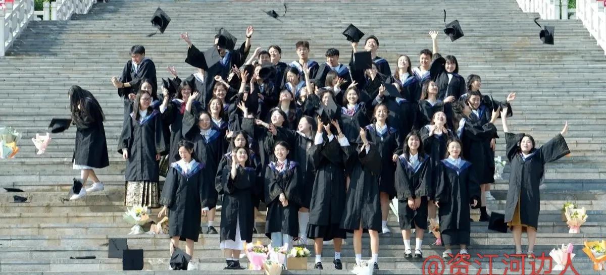 一边1222万大学生毕业，一边1335万高考生，压力何其大！
         