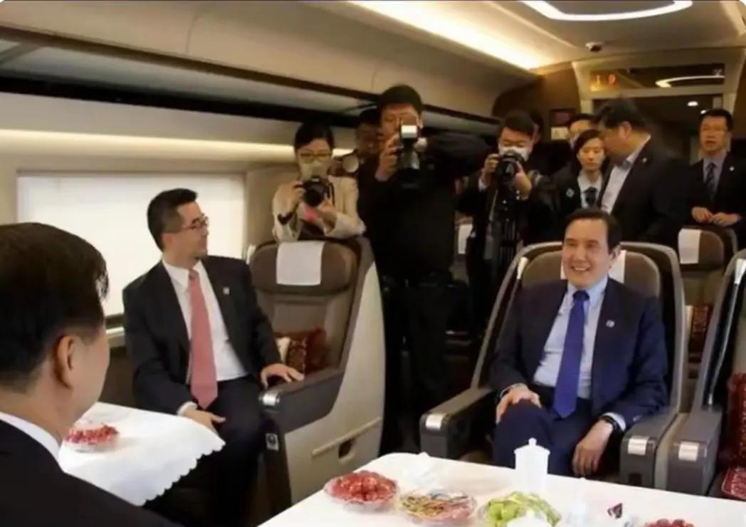 马英九此次来大陆旅行，共计十三天时间，跑了许多地方，有名胜古迹，也有航天航空发射