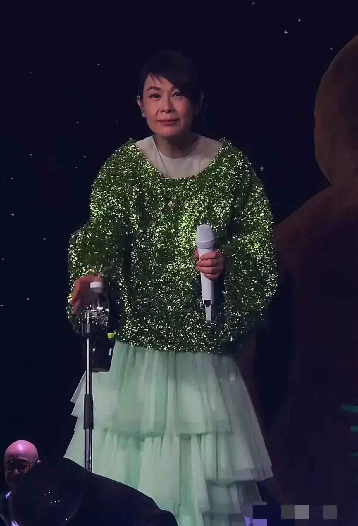岁月不饶人，刘若英演唱会上又老又黑，背都有点驼了，眼袋下垂明显，脸上胶原蛋白流失