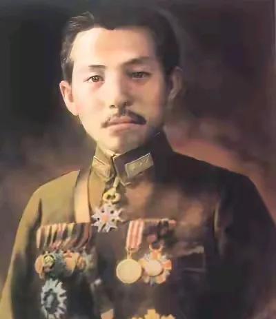 少帅张学良
凭着这个颜值，身高
娶了三个老婆
大老婆于凤至，爱他入骨，一直活在等