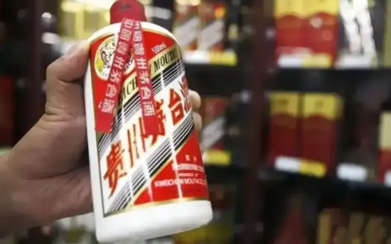 “正经超市敢卖假酒，好大的胆子！”男子花两万多在超市买了8瓶茅台后，与朋友享用。