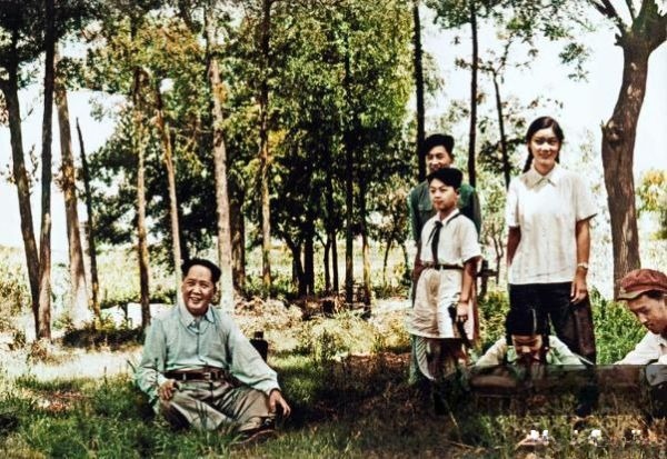 1953年，毛泽东与孩子们在北京安定门外小憩。
