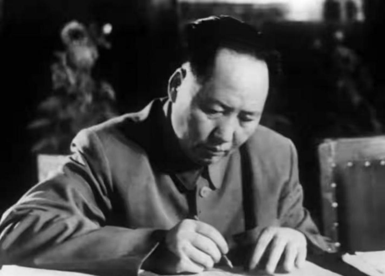 毛主席晚年为何经常痛哭？他的眼泪为谁而流？



伟人毛泽东，一生戎马，叱咤风云