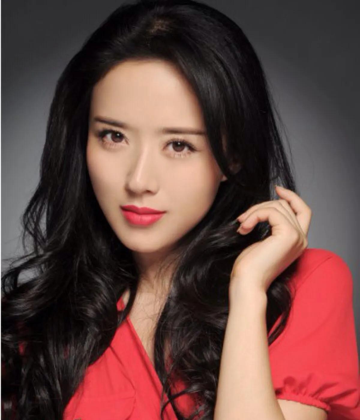 明星老照片揭秘：颜值变迁与岁月的痕迹
咱们娱乐圈里，明星的容貌变化总是特别引人关