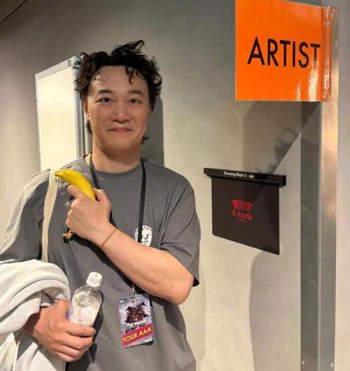 陈奕迅笑嘻嘻地发声报平安啦。就在刚刚，他在ins限动上发了消息：“復活後食番舊肉