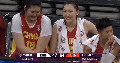 好开心，中国女篮双塔聊得火热