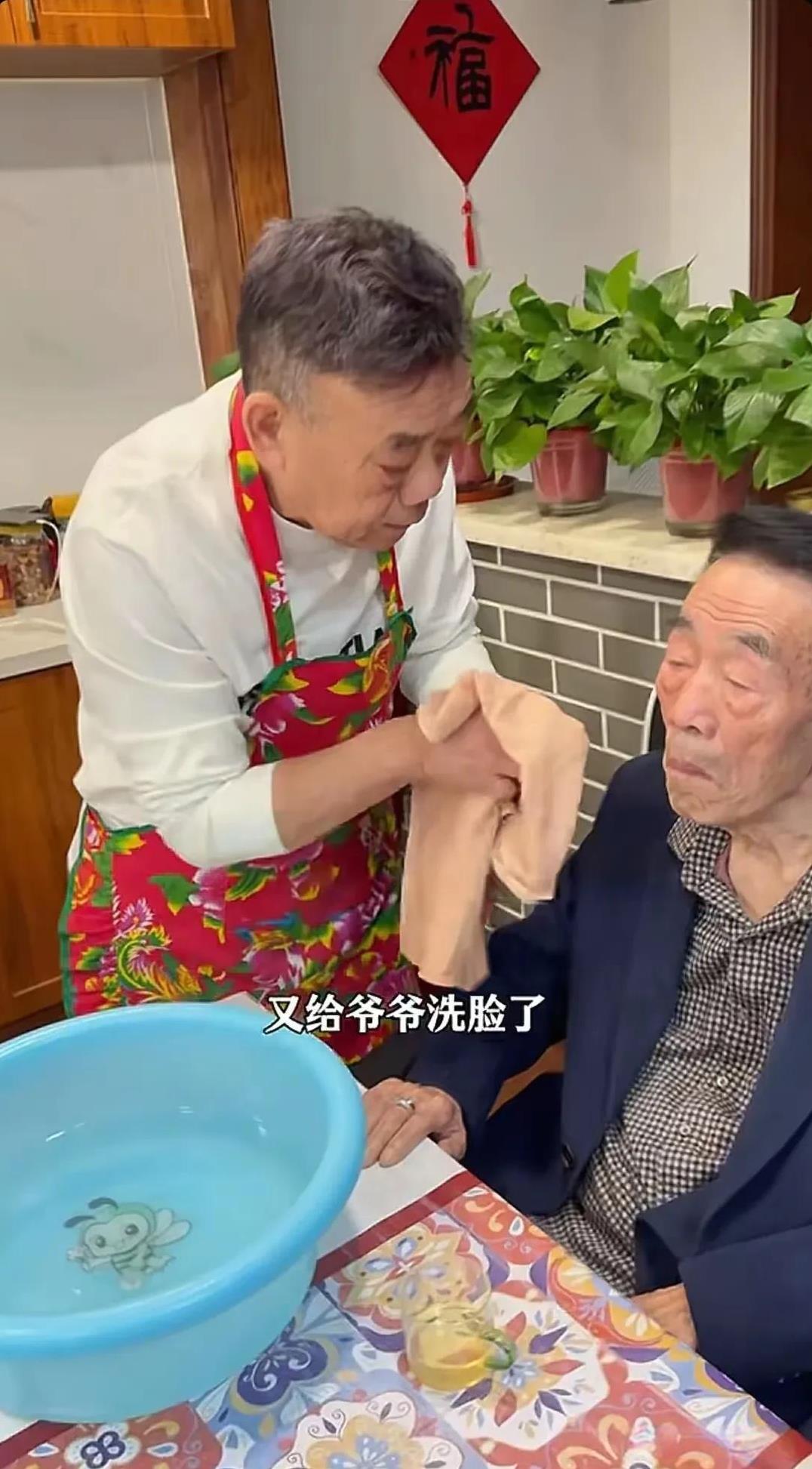 杨少华的三儿子，悲伤过度，住进了医院。杨少华生前一直是他照顾的，70多岁的小老人