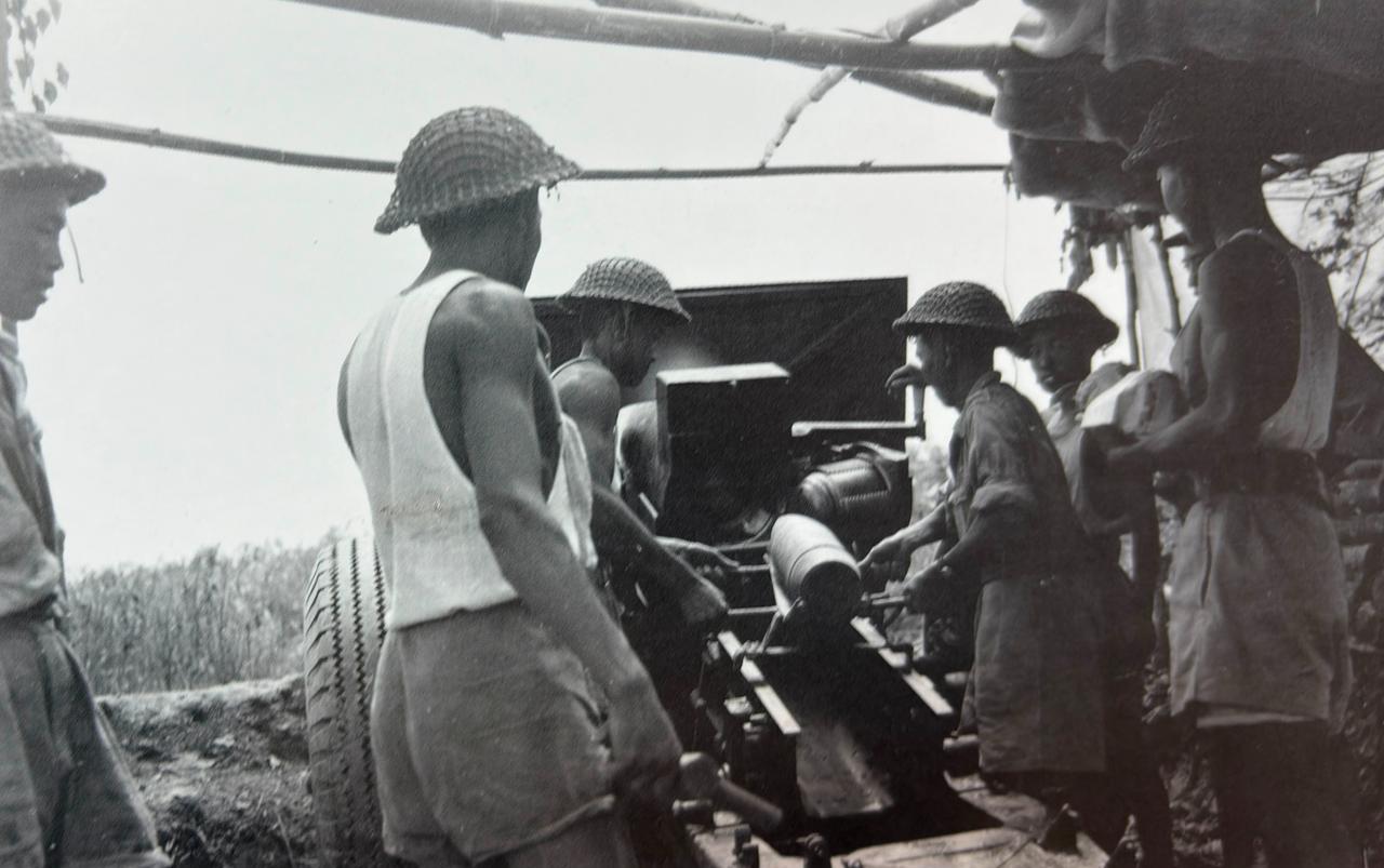 1944年7月25日中国士兵在密支那进行155毫米榴弹炮射击训练