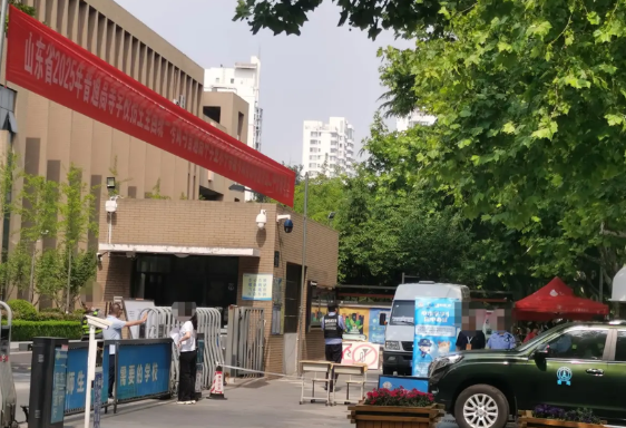 高考外语明确规定14:45后不得入场。14:38时有个娃急匆匆跑来，我心思这娃心