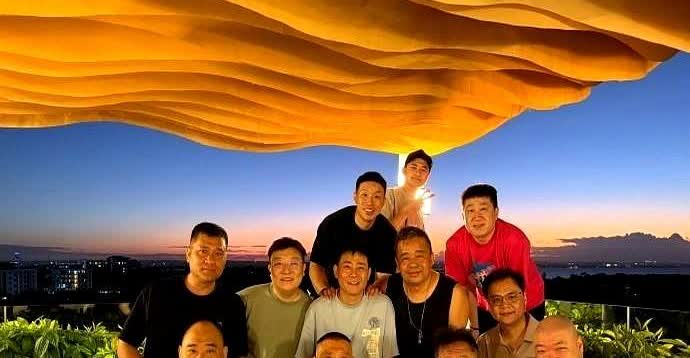 德云社在坦桑尼亚的演出圆满成功，离开前，一定是要有大合影照的。

凌晨郭德纲