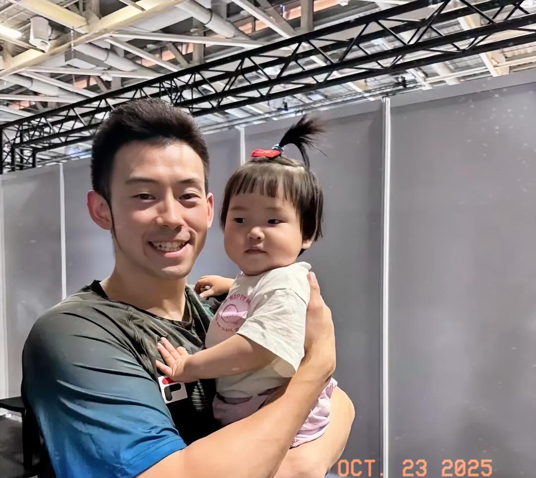 香港乒乓球运动员黄镇廷，和自己的小棉袄的甜蜜合影留念。小姑娘像个瓷娃娃，用东北话