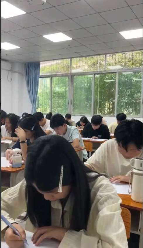 儿子今天高考，妻子问：我穿旗袍吗？没想到儿子这样回答：脑子里没东西穿龙袍也没用，