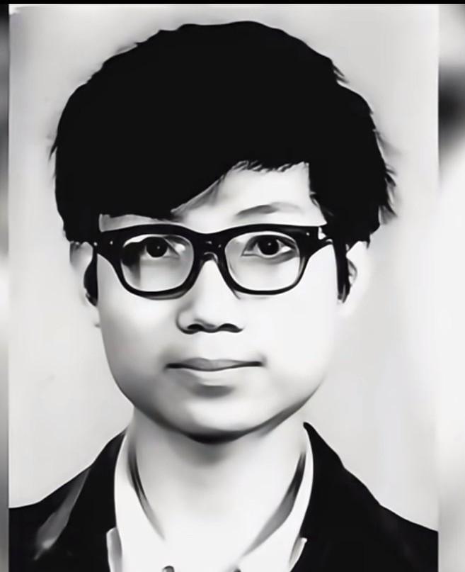 程青松属于那种才华和个性都“冒头”的人，你们看他以前的照片，从小到大都戴一种眼镜