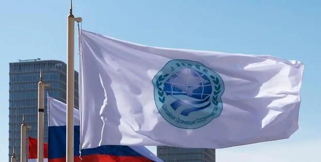 美国出来表态了！在上合组织峰会结束之际，美国财长贝森特表示，俄罗斯、中国和印度领