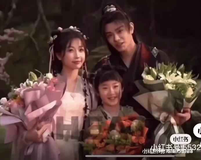 《永夜星河》的小演员是怎么得罪虞书欣了？ 合影时虞书欣把他推一边，故意不回小演员