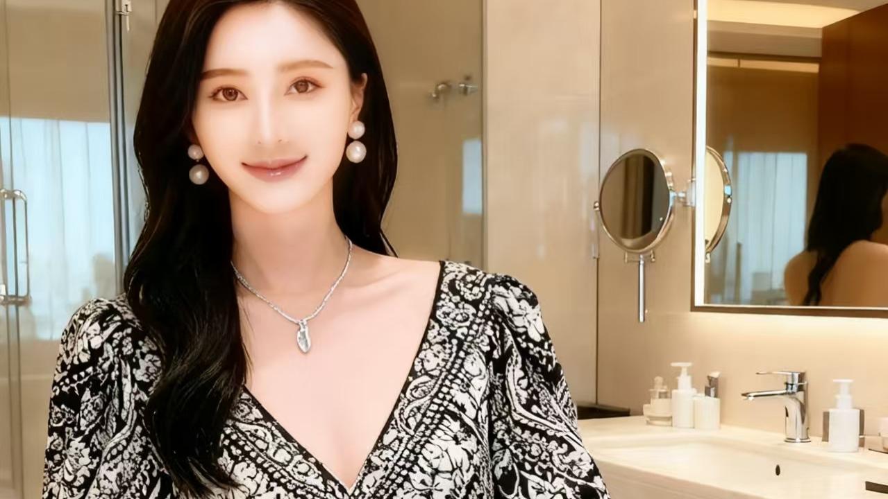 黑白花卉图案中袖上衣，成熟稳重风格！