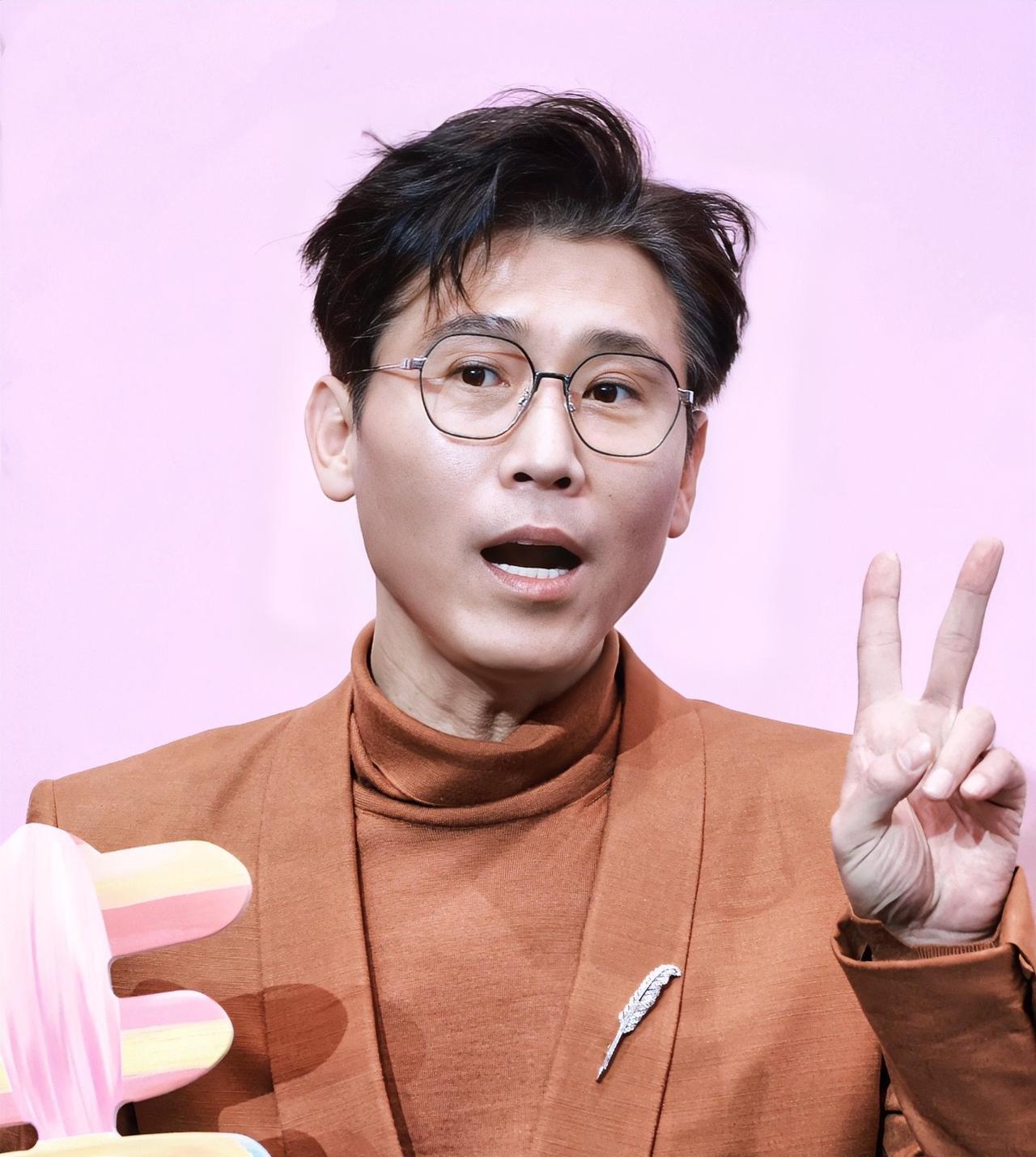 奉劝大家一句，
不要被明星立的人设给欺骗了，
现在发现这种年龄大一点的，中老年艺