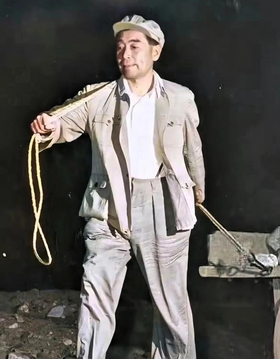 记忆中的老照片。
1958年，周恩来总理在十三陵水库，参加夜间劳动时的场景，周总