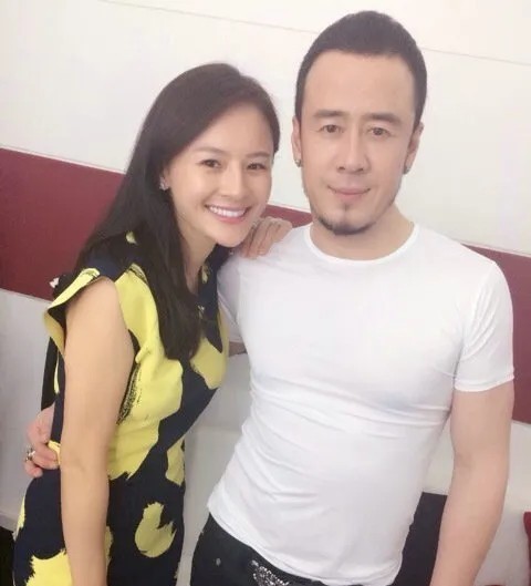 大家都不要羡慕杨坤的女朋友了
我们永远不可能成为她
仅仅是她身上的一个条件
就是