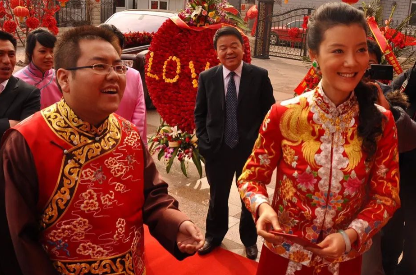 2009年，李兆会来到天上人间，怒砸888W，霸气喊话：“今晚全场的消费由李公子