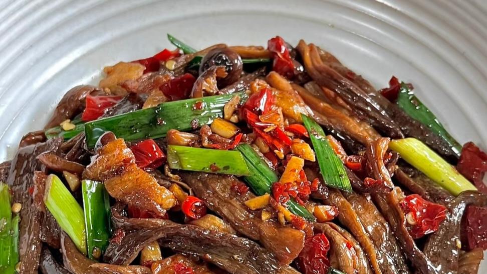 《五花肉遇上鹿茸菇，3步炒出饭店味，米饭自动清空！》