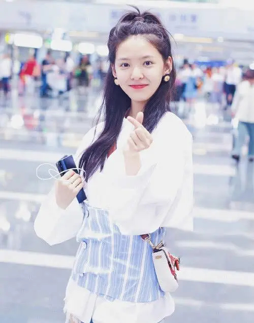 上帝吻了章若楠的脸蛋，却忽略了她的腿，此时是80斤左右的她！
网友：这是认真的吗