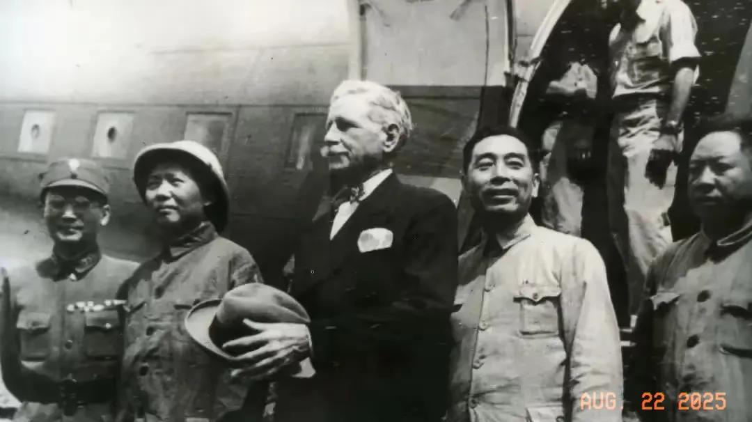 珍藏版照片。
1945年8月28日，左起，张志中，毛泽东，赫尔利，周恩来，王若飞