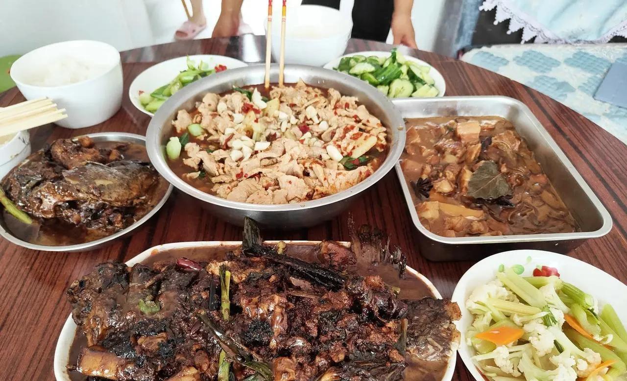 被贬损的端午大餐，自己很满意，别人满不满意都去去去吧！
1.公公说大端午的谁家不