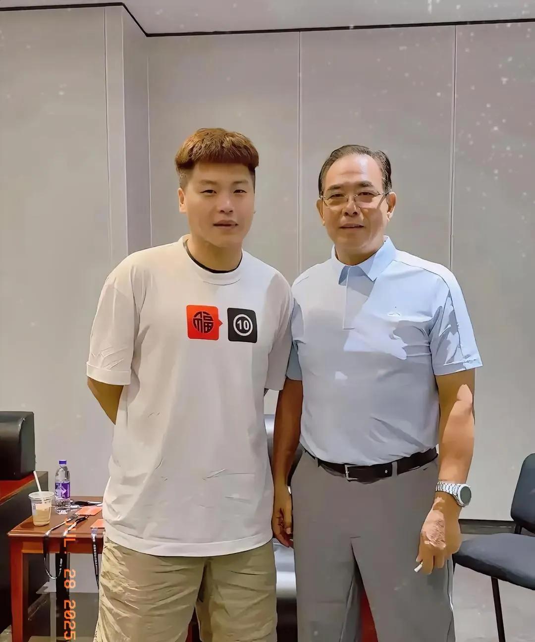 42岁的郝帅与64岁的师傅蔡振华同框，照片拍摄于张继科球馆。