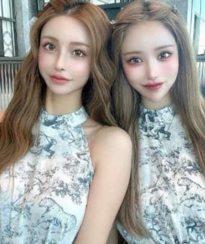 日本女子35岁就成奶奶
母女同框，宛如双胞胎
她同时还是4个孩子的母亲.

日本
