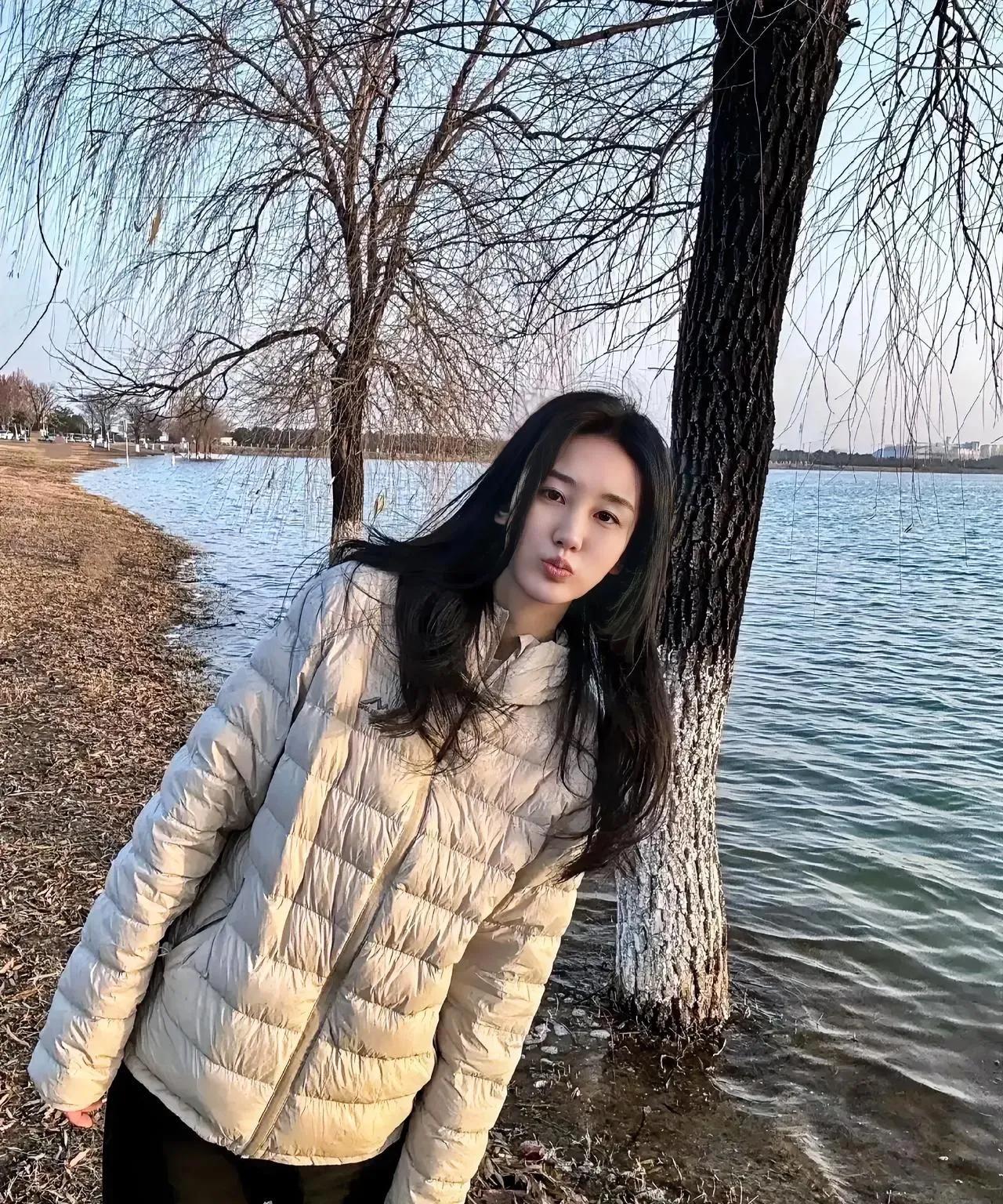 我们往往喜欢听些老歌，最初因歌曲本身好听，之后是因为追忆一去不复返的青春。
最后