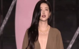 娱乐圈美女如云，但朱珠的美貌绝对让人眼前一亮！深邃眼眸、婀娜身段，走起路来摇曳生