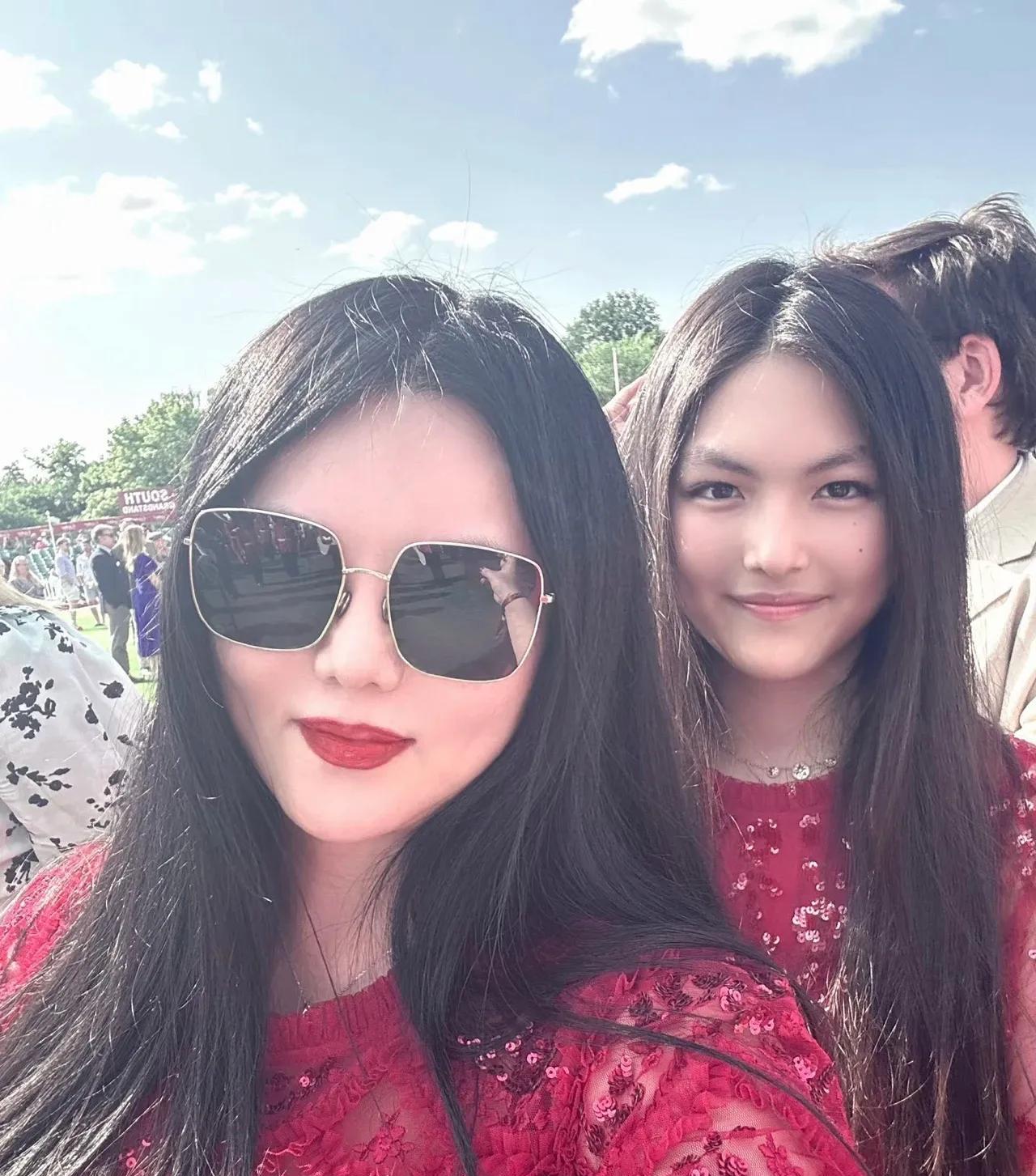 这是母女，还是姐妹？李湘花几个亿，把16岁女儿打扮成49岁的自己，真的一言难尽。