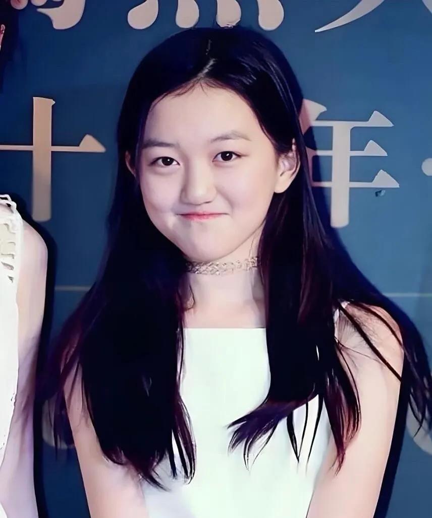 王菲女儿李嫣的兔唇完全消失，
修复手术后几乎看不出痕迹，
果真是女大十八变 眉眼