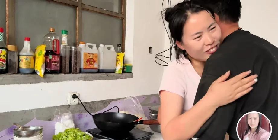 小红挺有自知之明，云飞下班回家，想抱抱媳妇，小红说还录着视频呢，云飞才不管呢，小