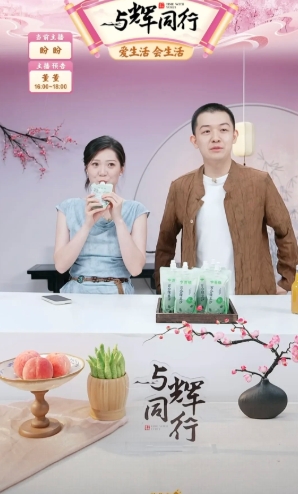 梁晓声：宇辉，什么时候去哈市？我陪你一起。
董老师：真的吗？会不会太辛苦了？好的