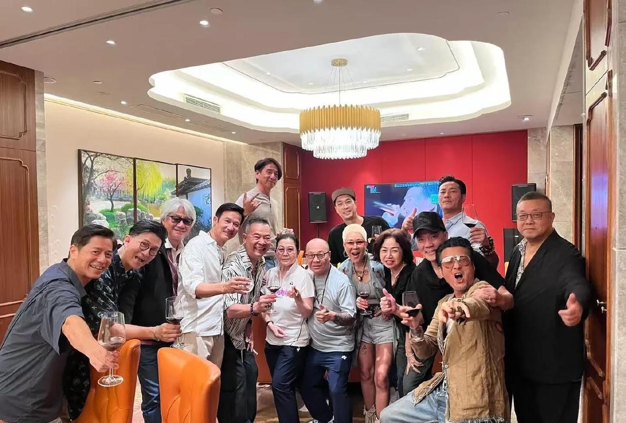 程东晒演员聚会，很多是记忆中的经典角色
6月4日下午，程东在社交媒体发文，分享了