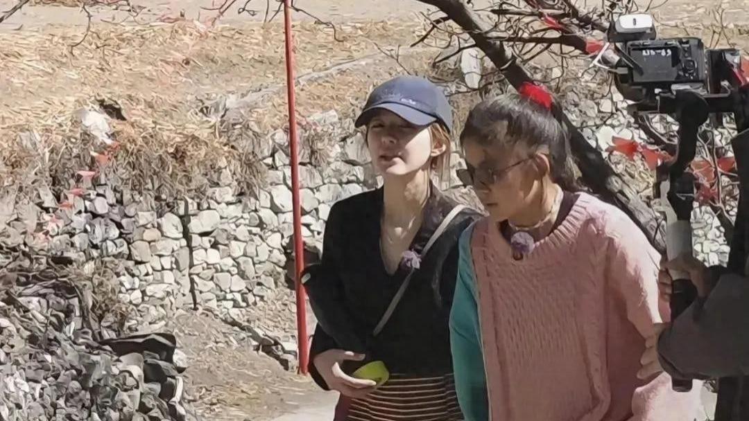 赵露思病后放飞自我，素颜路边摊，这才是26岁该有的样子